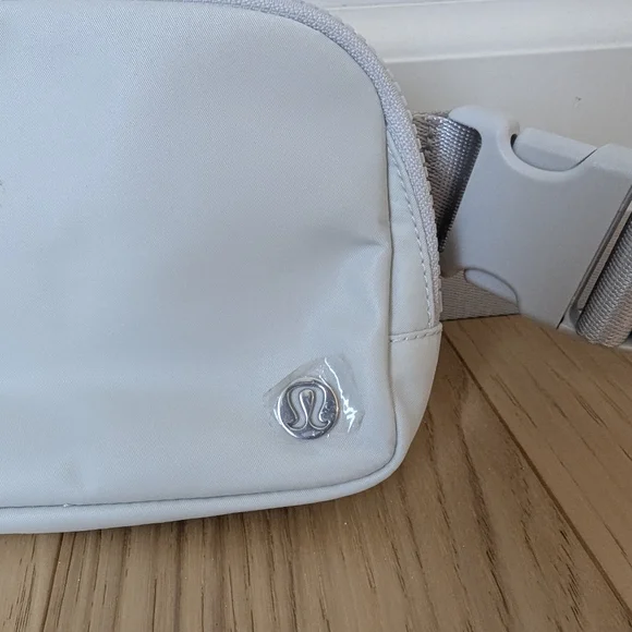Lululemon Everywhere Belt Bag, 1L Grey Silver - Picture 3 of 12